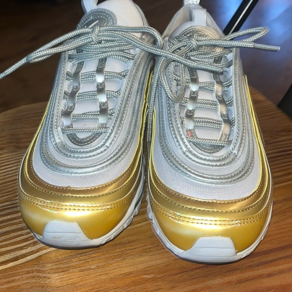 🌟Unique Nike Tennis Shoes Size 8 Great condition!!🌟 - Picture 4 of 5